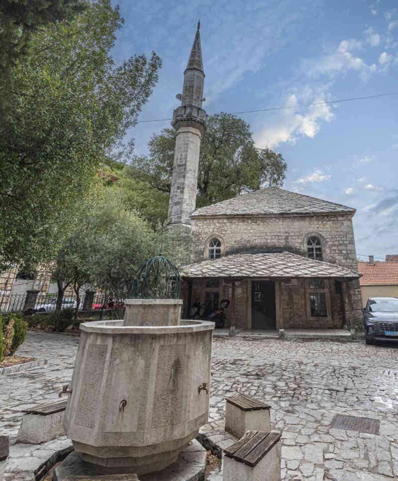 Bosnia y Herzegovina - Mostar 25 - mezquita de Cejvan Cehaja.jpg